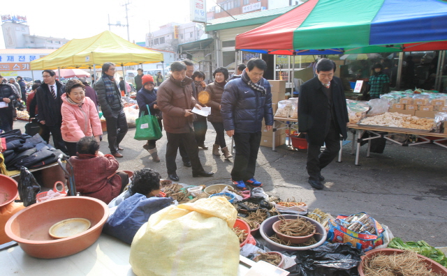 크기변환_이학렬_고성군수,_설맞이_전통시장_방문1