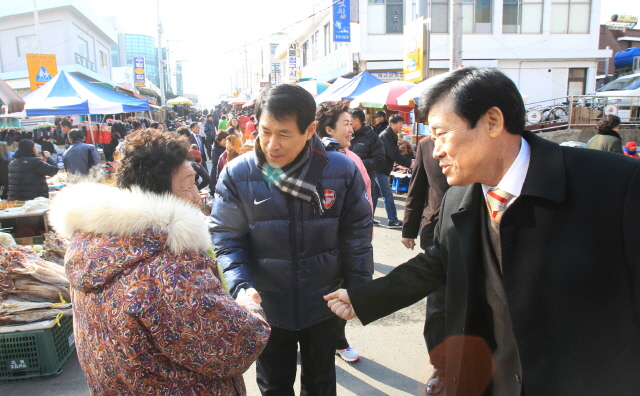 크기변환_이학렬_고성군수,_설맞이_전통시장_방문2