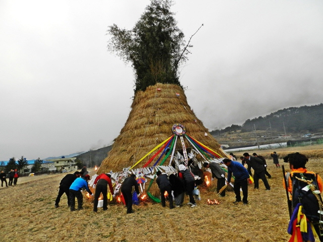 크기변환_2013년_제1회_삼산면_정월대보름_달집축제_개최1