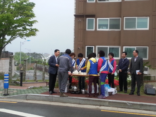 크기변환_고성군,_근로자의_날_맞아_통근차량_이용_출근_근로자에게_차_전해3