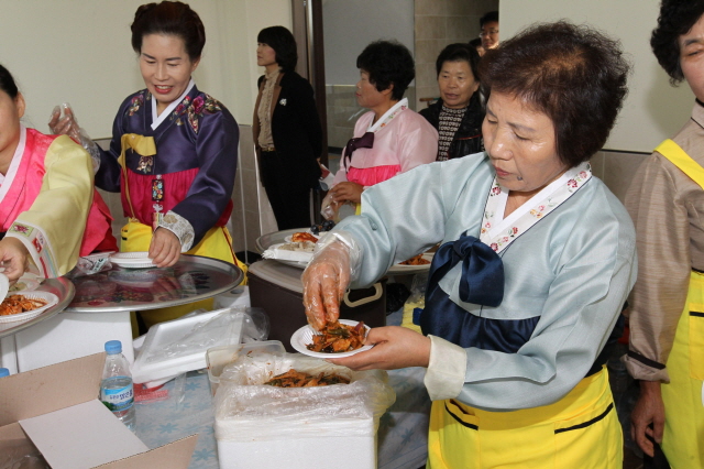 640거류면 독거노인 생신상 차리기(3)