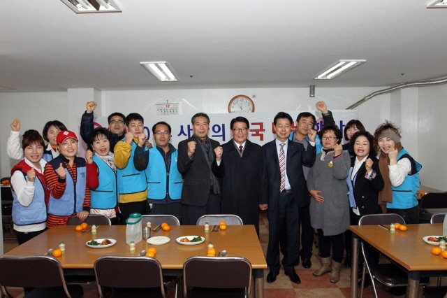 640한국자유총연맹 고성군지회, 사랑의 떡국 나눔 행사’열어(단체사진)