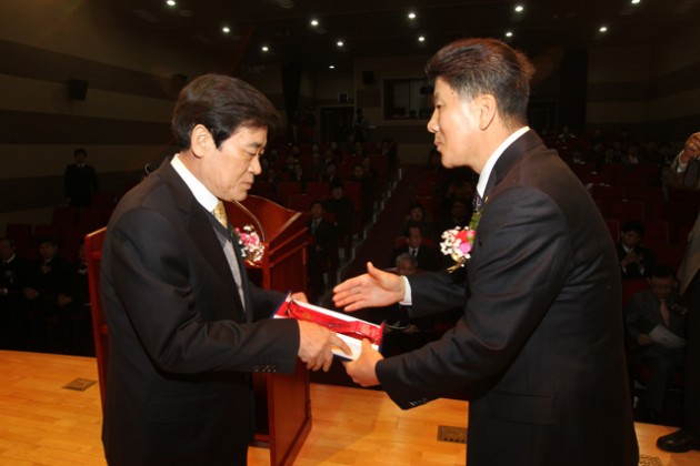 이학렬_고성군수_지방자치_경영대상_수상1.jpg