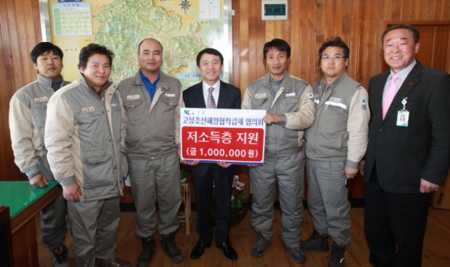 크기변환_사본_-고성조선해양_협력업체_불우이웃돕기_기금_전달식(가운데_김형동_고성부군수).jpg