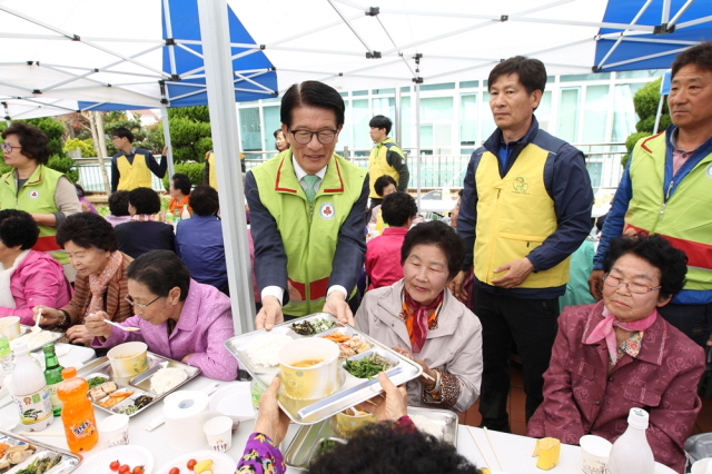 640나눔으로 하나되는 고성 (하학열 군수 배식봉사) .jpg