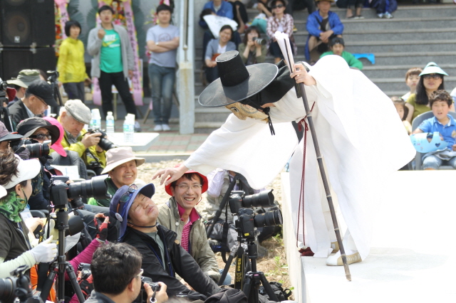 640-고성오광대 정기공연 (관객과 양반).JPG