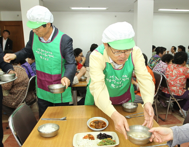 640이채건 군수 권한대행 , 무료 급식 봉사활동 펼쳐(수정1).jpg