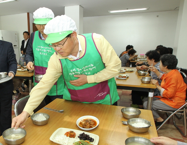 640이채건 군수 권한대행 , 무료 급식 봉사활동 펼쳐 (수정2).jpg