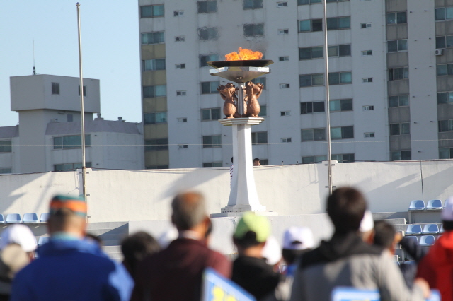 640체육대회가 끝나고 성화가 꺼지는 걸 보고있다.JPG