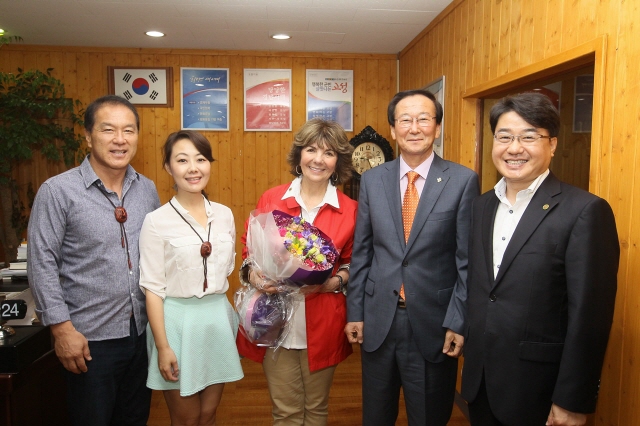 640글렌데일시 시장방문 왼쪽부터 이창엽 국제자문관, 관계자, 글렌데일시장, 최평호 고성군수, 이정곤 부군수 .JPG