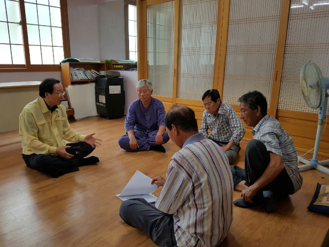 640최평호 고성군수가 삼산면 병산마을 경로당에서 주민의 애로사항을 청취하고 폭염 대비 요령 등을 설명하고 있다 (1).jpg