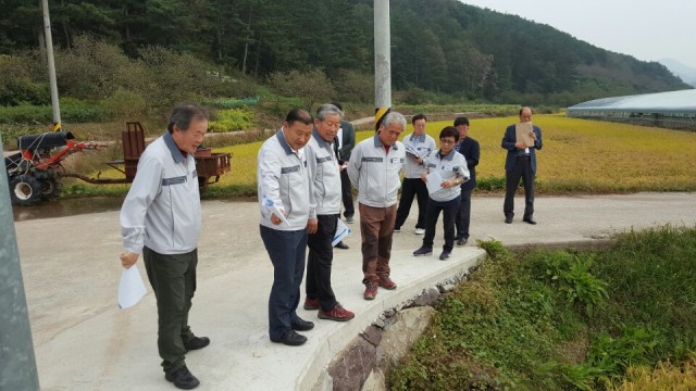 제221회 고성군의회 임시회 현장확인 의정활동 실시(총무위원회-영오면 신흥마을 안길 정비공사).jpg