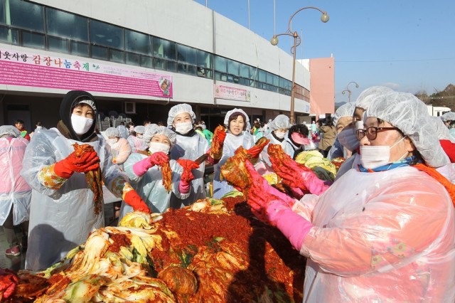 고성군`` ‘제10회 이웃사랑 김장나눔축제’ 자원봉사자 모집(지난해 김장나눔 축제) (1).JPG