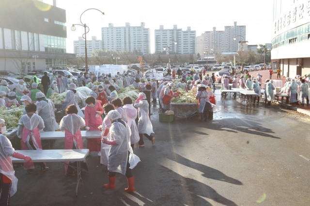 고성군`` ‘제10회 이웃사랑 김장나눔축제’ 자원봉사자 모집(지난해 김장나눔 축제) (2).JPG