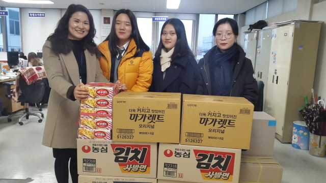 640고성여자중학교 학생들, 학교 축제 부스 운영 수익금으로 이웃돕기 실천(왼쪽에서 세번째 김다빈 학생회장).jpg