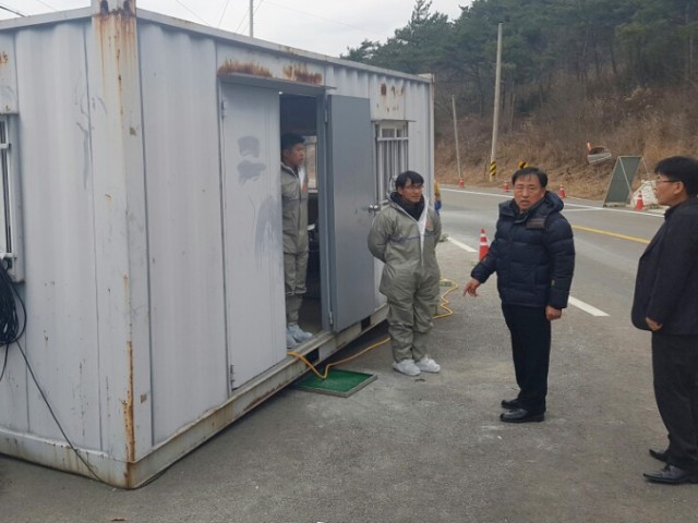 고성군의회 황보길 의장, AI 근무자 격려 방문 (왼쪽 황보길 의장) (2).jpg