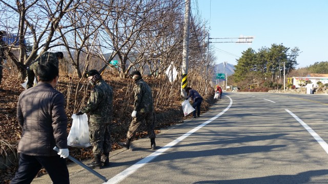 고성읍, 쾌적한 거리 조성 위해 환경정화 활동 펼쳐 (2).jpg