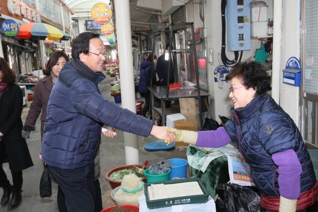 최평호 고성군수, 설 명절 맞아 민생현장 방문(고성공룡시장).JPG