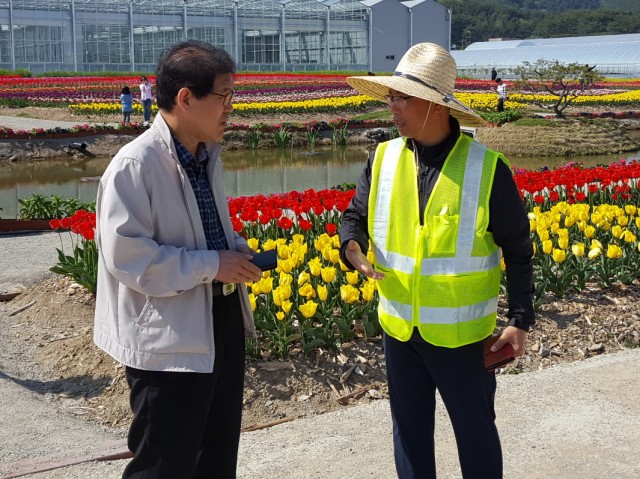 오시환 군수 권한대행, 주말도 반납한 채 군정 챙기기 나서(왼쪽 오시환 군수 권한대행이 농업기술센터 플라워가든을 방문해 점검하고 있다.오.jpg