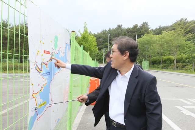 오시환 고성군수 권한대행, 2017 경남도지사배 고성 전국마라톤대회 현장 점검 나서 (1).JPG