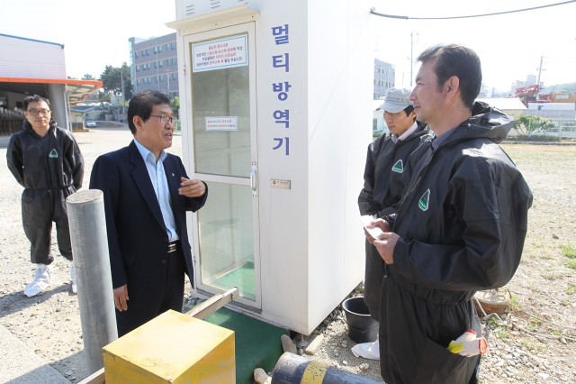 오시환 고성군수 권한대행, AI 소독·통제시설 점검 나서(고성가축시장 통제시설 점검) (1).JPG