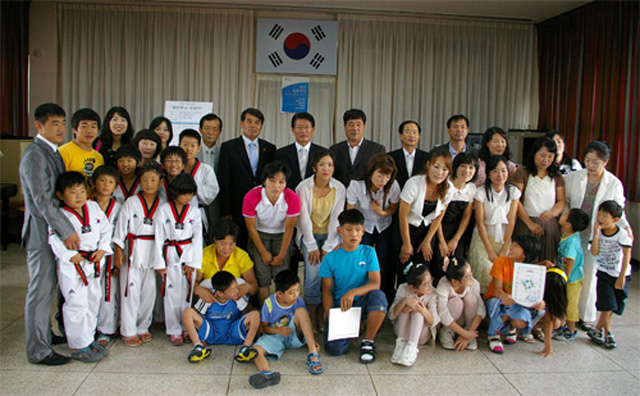 20080829_제1기 열린학교졸업식(김미화 초대회장).jpg