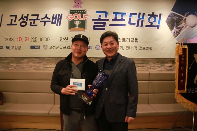 고성읍 이영봉 씨`` 고성사랑 상품권 100만원 기탁(좌.이영봉`` 우. 백두현군수).JPG