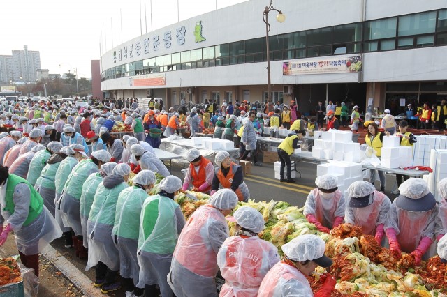 고성군, ‘제12회 이웃사랑 김장나눔축제’ 자원봉사자 모집(지난해 행사사진).jpg