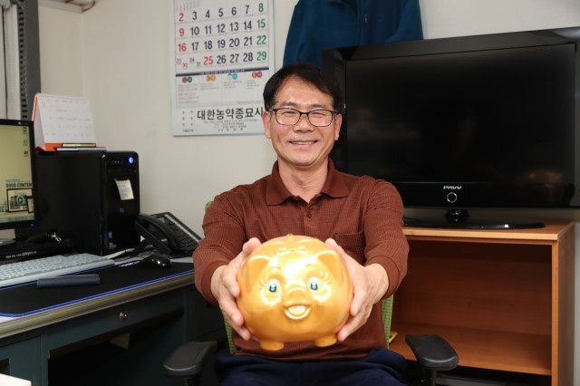 고성군 심재술 주무관`` 돼지저금통으로 이웃사랑 실천.JPG