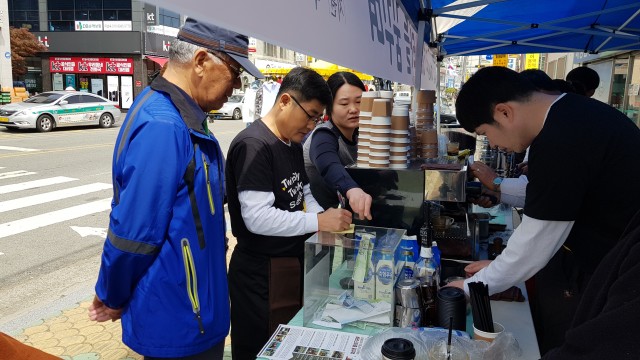 고성군지역사회보장협의체, 장애인 직업교육  ‘바리스타를 꿈꾸며’ 교육생 모집(지난해 거리카페 운영).jpg