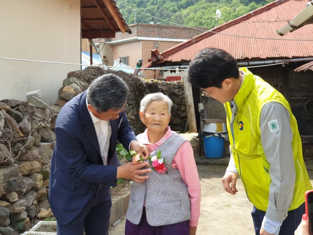 삼강엠앤티·삼강에스앤씨 띠앗 봉사단  어버이날 카네이션 및 사랑의 생필품 꾸러미 전달(101세 황모어르신).jpg