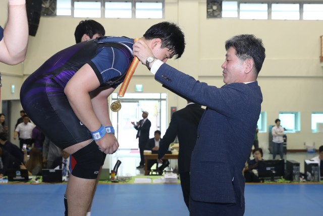 6월17일 전국남녀역도대회 참가자 격려 (백두현군수가 남고 102㎏종목 1위 최동이 학생에게 금메달을 전달하고 있다).JPG