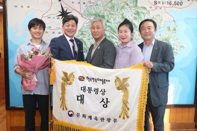 고성오광대, 제60회 한국민속예술축제 ‘대상’ 대통령상 수상(가운데 이윤석 회장).JPG