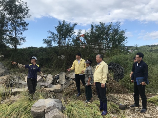 박용삼 의장과 배상길 의회운영위원장이 영오면 오동리 피해현장을 점검하고 있다.jpg