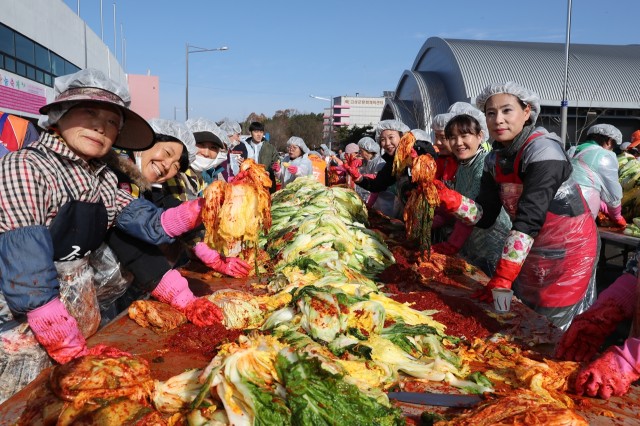 고성군 이웃사랑 김장나눔축제, 11월 23일부터 27일까지 5일간 열려(지난해 이웃사랑 김장나눔축제).JPG