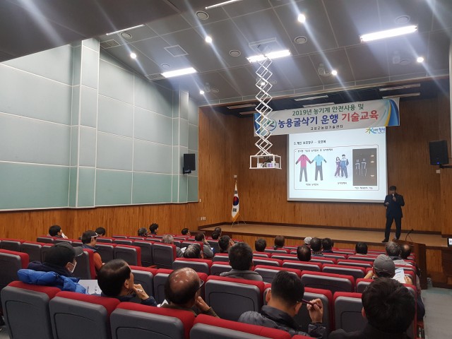 고성군, 농업기계 안전사용 및 농용굴삭기 운행 기술교육 실시(2).JPG