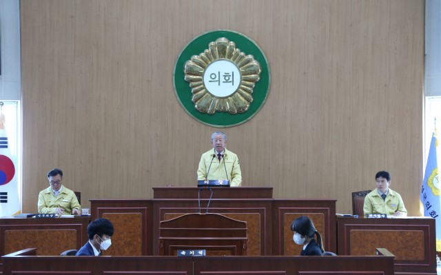 고성군의회, 코로나19 극복 위한 원포인트 임시회 개최 (1).JPG