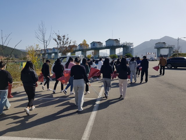 지난 8일 고성고 전교학생회 간부들이 학교인근 마동호 및 마구뜰을 찾아 환경정화활동을 펼치고 있다..jpg