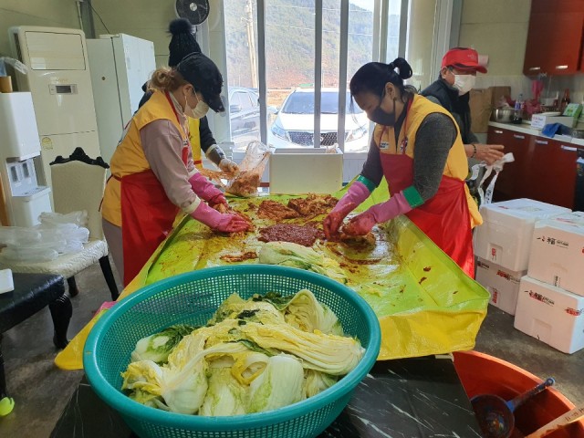 9-3 삼산면 적십자봉사회 삼산사랑나눔회 코로나19 극복을 위한 맞춤형 반찬나눔으로 사랑을 전하다-김치담그기.jpg