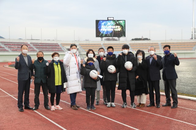 1-1 고성군종합운동장 전광판 조명탑 준공.JPG