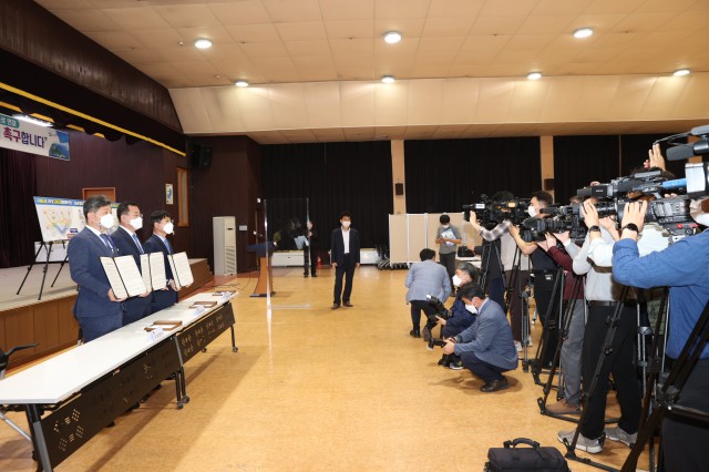 1-4 거제 통영 고성 행정협의회 국가 철도 도로 종합계획 반영 위한 공동 기자회견 가져.JPG