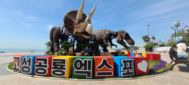 2-2 해운대모래작품전시회에 나타난 공룡퍼레이드카.jpg