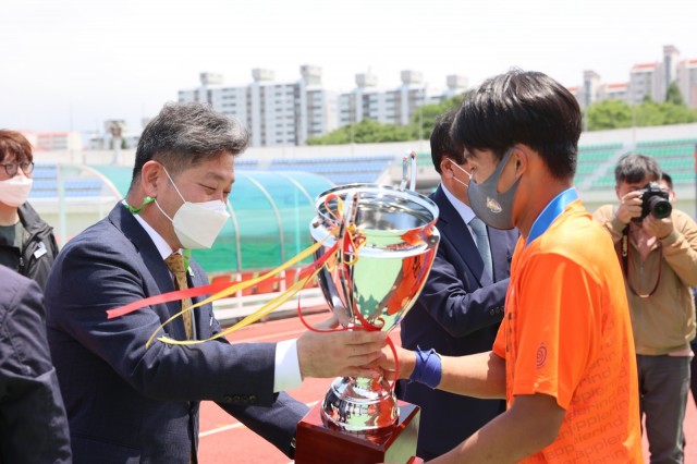 1-4 부산일보사 백두현 고성군수의 축구사랑 동판에 새겨 감사의 마음 전해-청룡기 시상식.JPG