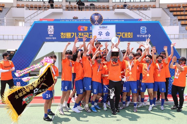 1-3 부산일보사 백두현 고성군수의 축구사랑 동판에 새겨 감사의 마음 전해-청룡기 시상식.JPG