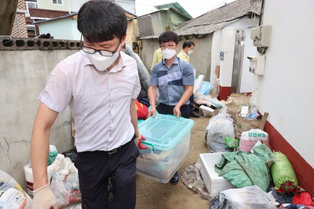 1-2 기록적인 폭우 고성지역 곳곳 피해 잇따라 민관군 합동 복구 구슬땀.JPG