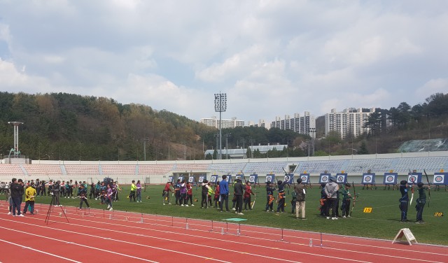 2-1 경남 양궁 꿈나무들의 바람을 가르는 시원한 한 발.jpg