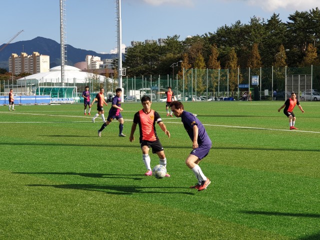 3-2 고성군, 단계적 일상회복에 맞춰 스포츠대회 개최로 지역경제 활성화 시작_2019년 고성군스포츠파크에서 개최한 고성군축구협회장기 리면별 축구대회.jpg