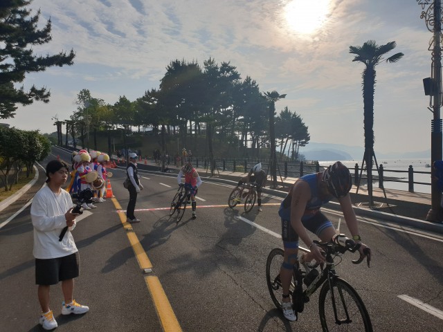 3-1 고성군, 단계적 일상회복에 맞춰 스포츠대회 개최로 지역경제 활성화 시작_2019년 당항포관광지에서 개최한 고성 아이언맨 70.3.jpg