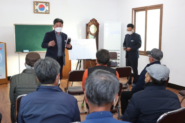 1-2 고성군, 고성여중_구 농어촌공사간 도시계획도로 개설공사 주민간담회 개최.JPG