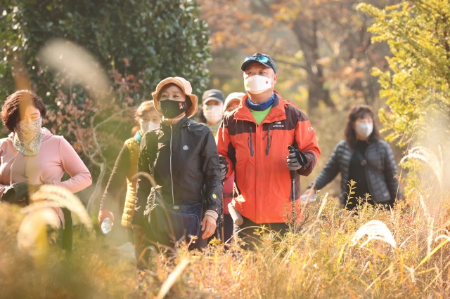 1-2 엄홍길 대장과 거류산 함께 걷기 행사 성료.JPG